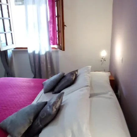 Double Room, Shared Bathroom Homestay *